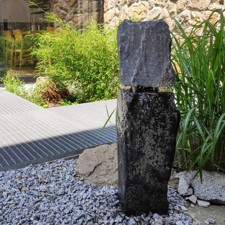 Solitérní vrtaný kámen pro zahradní fontánu 