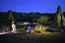 Dekorativně osvětlená zahrada se sochami