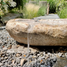 Kámen vrtaný s pítkem venkovní fontána 